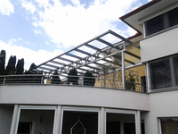 Terrassenüberdachung aus Stahl und Glas